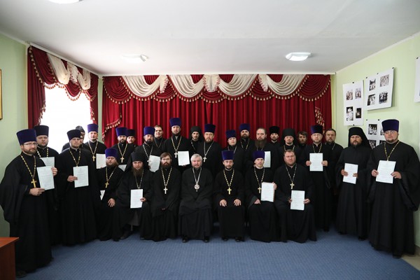 Епископ Шахтинский и Миллеровский Симон вручил удостоверения второму потоку курсов повышения квалификации для духовенства Шахтинской епархии